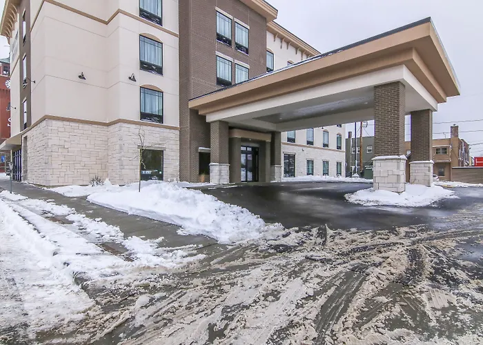 Menomonie Hotels