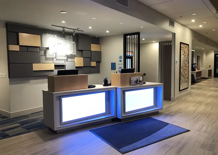 Holiday Inn Express & Suites Racine By Ihg