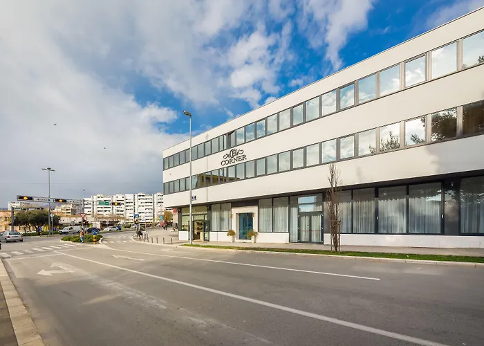 Hotel Corner Split