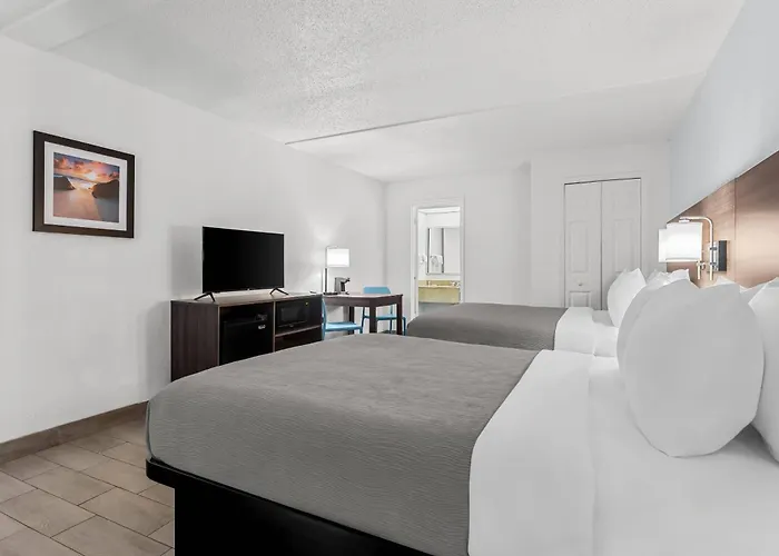 Quality Inn & Suites At Tropicana Field St. Petersburg