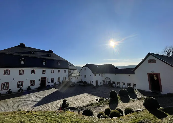 Burghaus&Villa Kronenburg