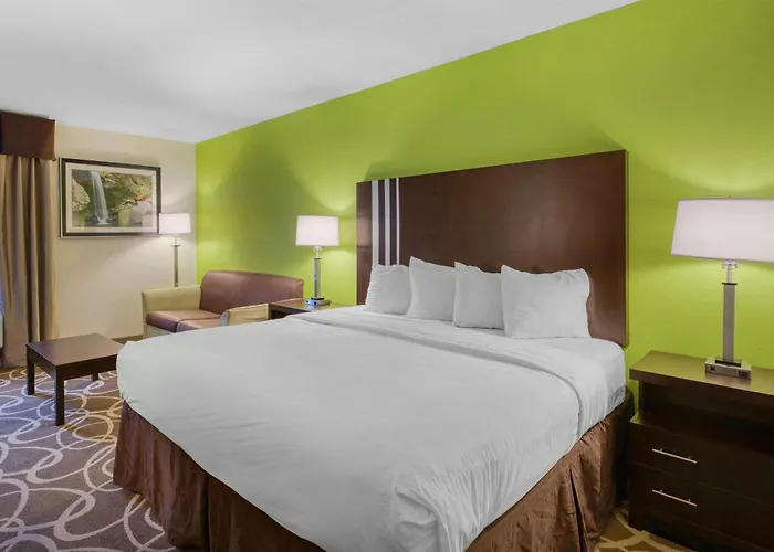 Monticello Hotels