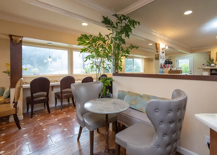 The Vendange Carmel Inn & Suites