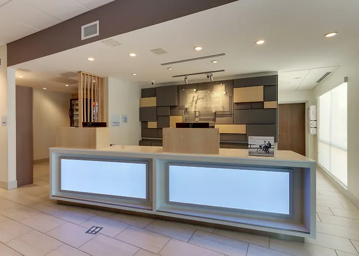 Holiday Inn Express & Suites - Roanoke - Civic Center
