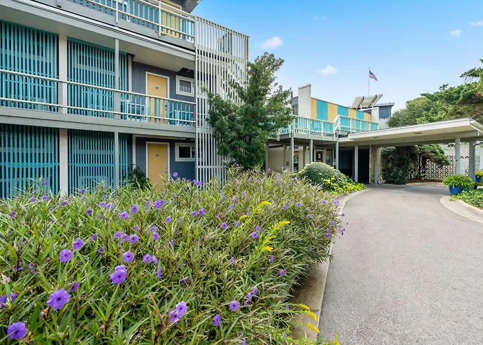 Pine Knoll Shores Hotels