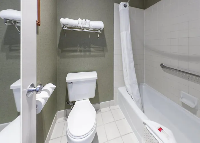 Ramada By Wyndham Costa Mesa/Newport Beach