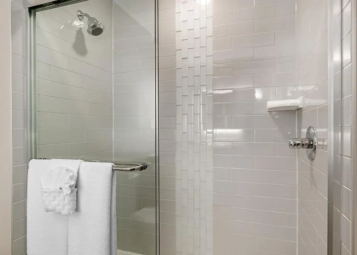 Best Western Plus Dartmouth Hotel&Suites
