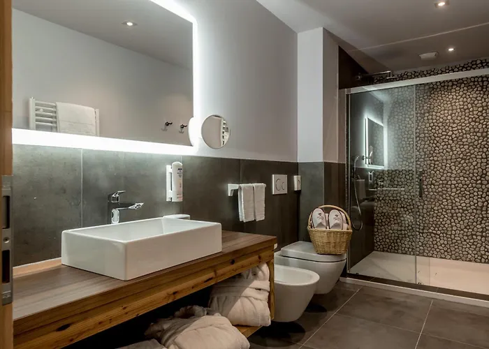 Tevini Dolomites Charming Hotel Commezzadura
