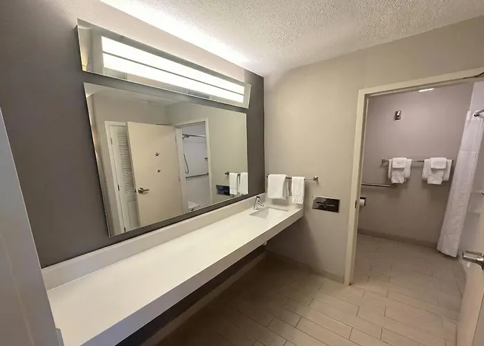 Country Inn & Suites By Radisson, Brown Deer - Milwaukee North
