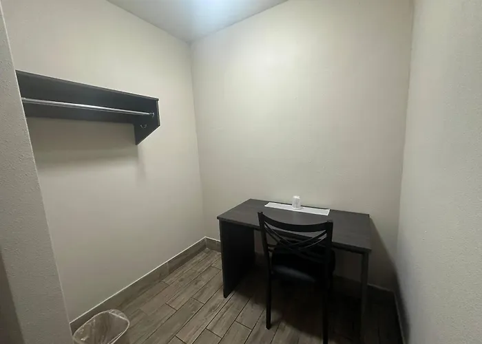 Econo Lodge St Petersburg Central