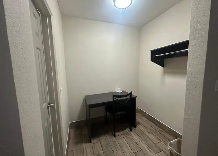 Econo Lodge St Petersburg Central