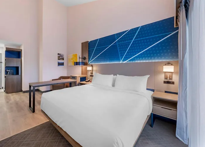 Lake Forest Hotels