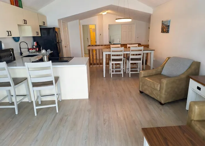 Pointes North Beachfront Hotel - 2 Person Spa Tub Studios Traverse City