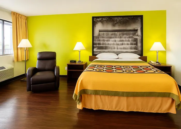 Super 8 By Wyndham Giddings Hotel