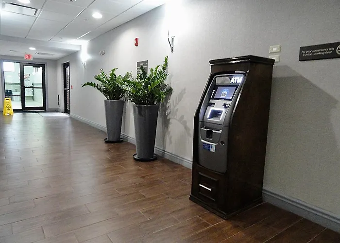 Newly Renovated Hampton Inn Omaha West Lakeside