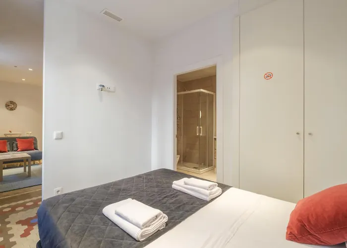 Apt With Antique Floor & Lots Of Sun Light Valência