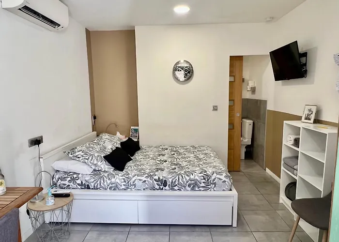 Hotel Studette de 17m2 avec parking privé gratuit Climatisation et petite cuisine à Menton