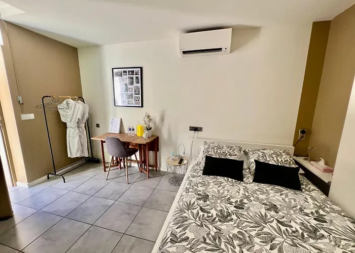 Hotel Studette de 17m2 avec parking privé gratuit Climatisation et petite cuisine à Menton