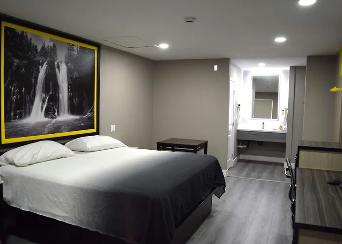 Super 8 By Wyndham Visalia Hotel