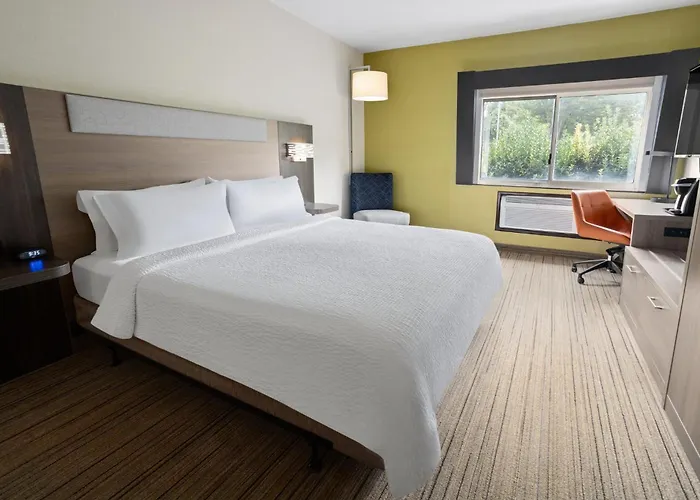Centereach Hotels