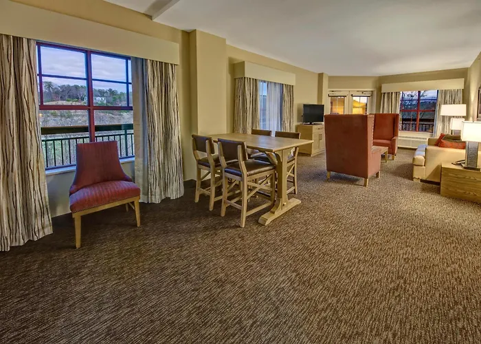 Black Fox Lodge Pigeon Forge, Tapestry Collection By Hilton