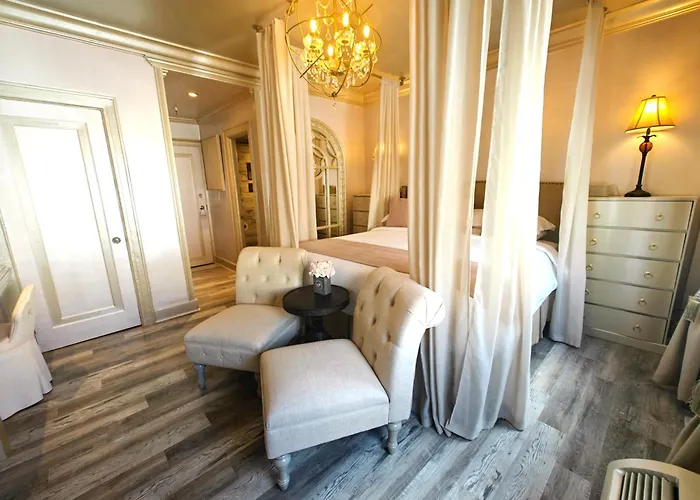 Hemingway Suites At Palm Beach Hotel Island