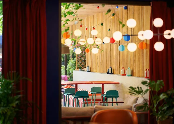 Clapclap Hotel, Food & Bar