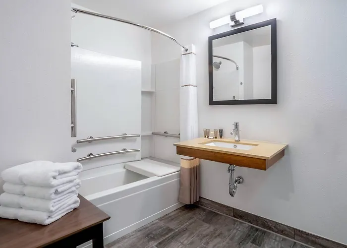 Riverview Inn & Suites, An Ascend Collection Hotel Rockford