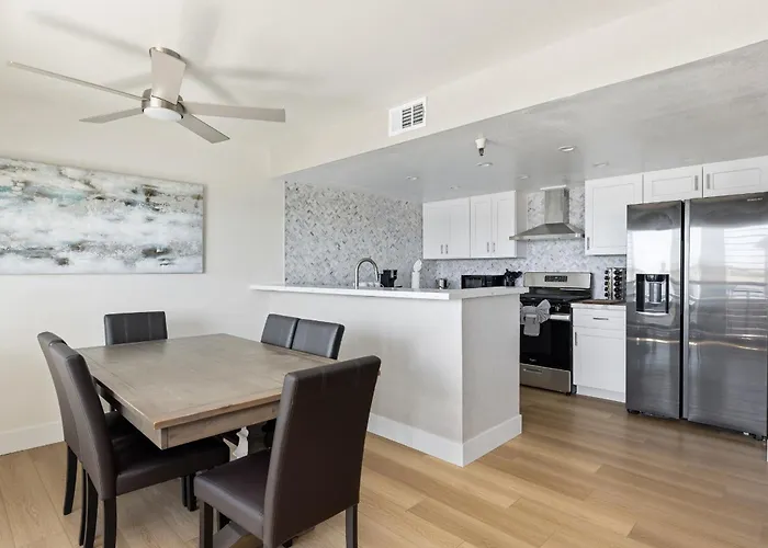 456 Embarcadero Inn & Suites