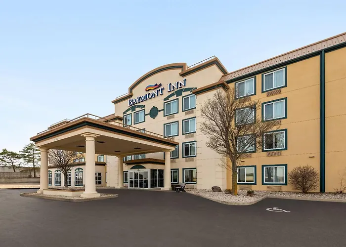 Baymont By Wyndham Rockford Hotel