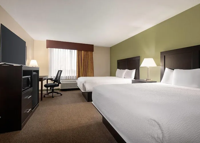 Baymont By Wyndham Rockford Hotel