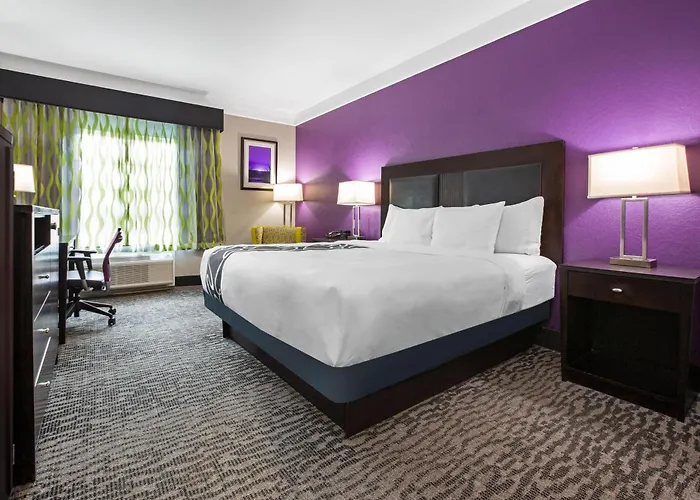 La Quinta By Wyndham Pearland Hotel