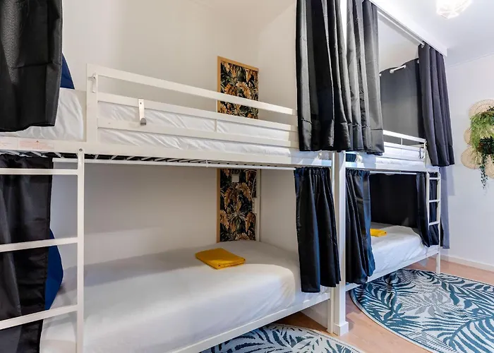 Avenue View Rooms - Guest House