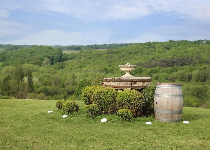 Saint-Nexans Hotels