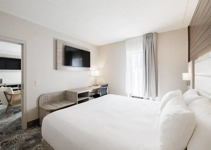 Oakfield Hotel & Suites Rochester, An Ascend Collection Hotel