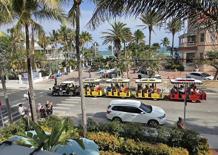 Southernmost Point Guest House&Garden Bar