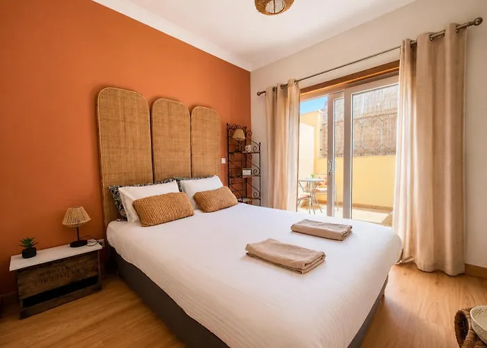 Cosy Room With Bathroom And Private Access Sesimbra