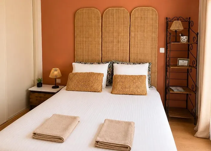 Cosy Room With Bathroom And Private Access Sesimbra