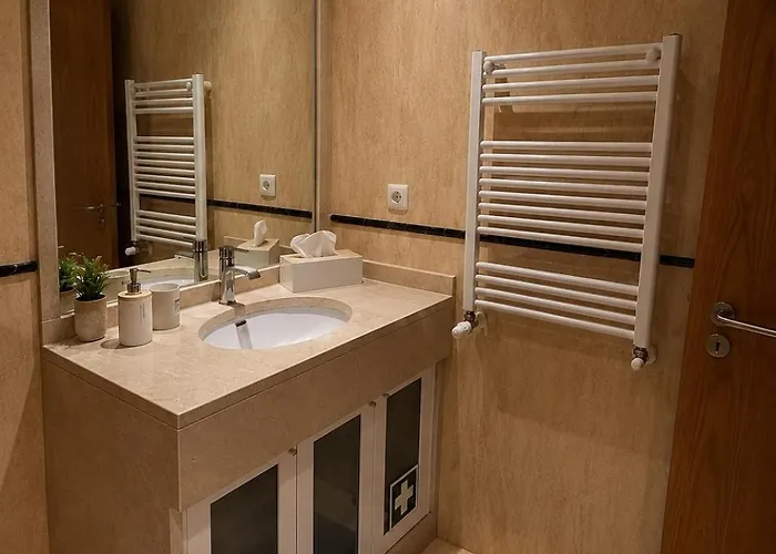 Cosy Room With Bathroom And Private Access Sesimbra