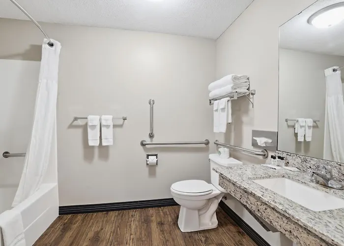 River Falls Hotels