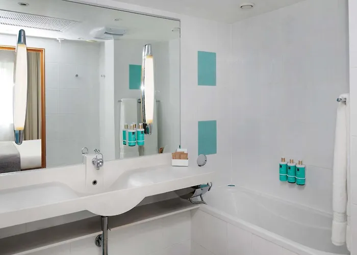 Novotel London West