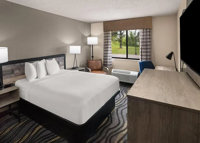 Baymont By Wyndham Logan Hotel