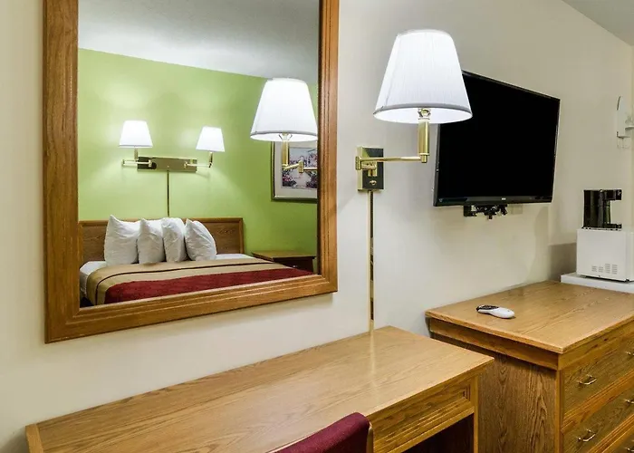 Econo Lodge Lawrence Near University