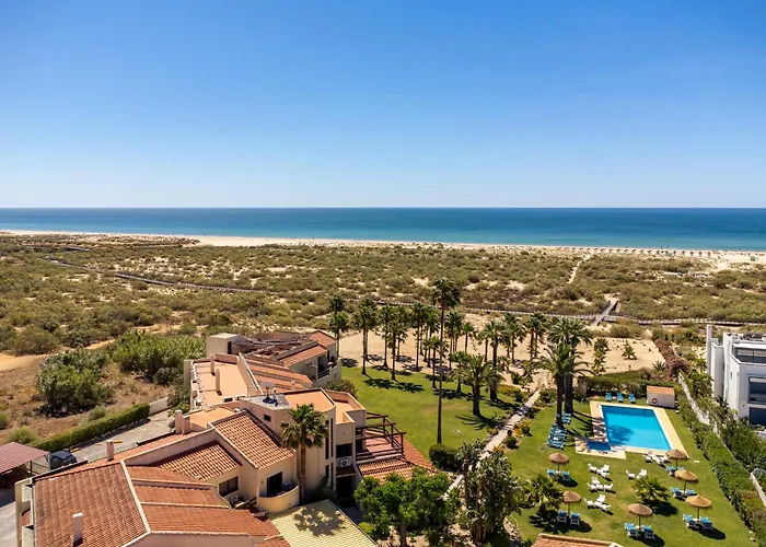 Praia Da Lota Beachfront Resort - Hotel & Apartments