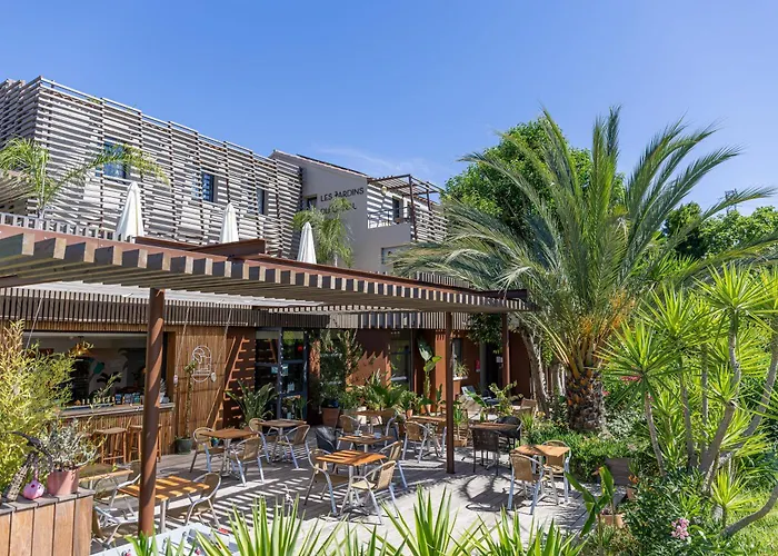 Hôtel les jardins du canal - solaire eco responsable - piscine - parking - garage - bornes électriques - accueil vélos - kids friendly Aigues-Mortes