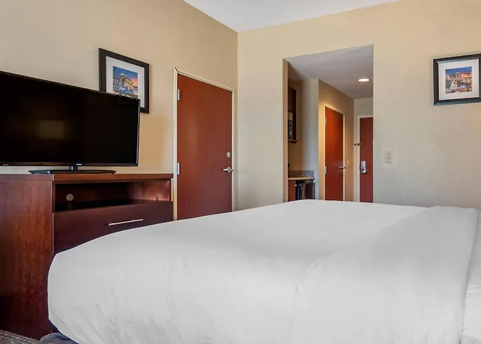 Comfort Inn & Suites Clinton - Jackson West