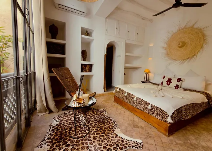 103 Riad Chelsie Pool Rooftop & Hammam