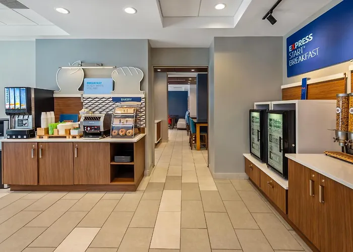 Holiday Inn Express Toronto Downtown By Ihg