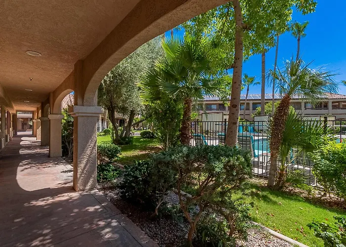 La Fuente Inn & Suites