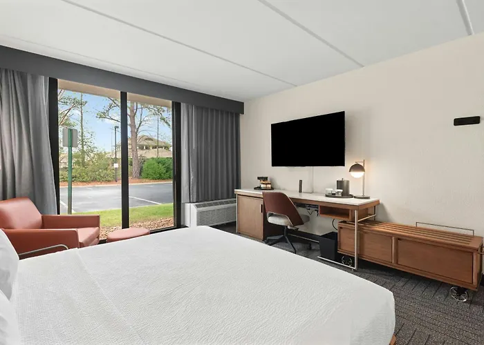 Courtyard By Marriott Columbus Hotel